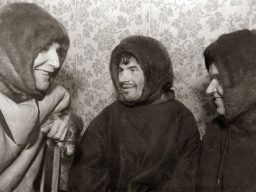 Стахановцы совхоза "Тундра". Слева направо - пастух И.Г. Артиев, оленевод К.А. Сорванов и пастух Галкин. 25 декабря 1938 г.