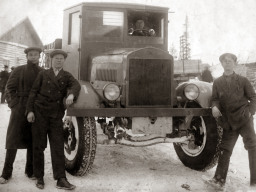 Один из первых автомобилей, появившихся в селе Ловозеро. 1930-е