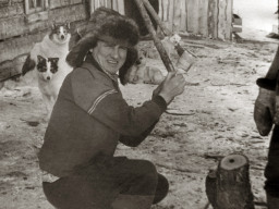 Чудзьёк. Ветврач совхоза «Тундра» Пидгаецкий Василий Яковлевич на прививках оленям и собакам. 1985 год. Ранняя весна.