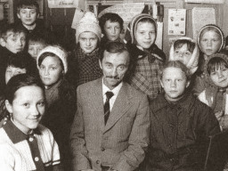 Саамский поэт Аскольд Алексеевич Бажанов с детьми. Ловозеро. 1990-е