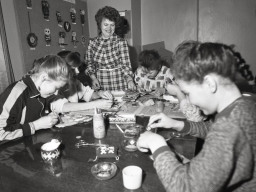 Занятие в классе декоративно-прикладного искусства в детской художественной школе с. Ловозеро. Преподаватель Мария Фадеевна Хващенок