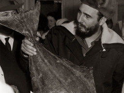  Исторический визит лидера Кубы Фиделя Кастро в Советский Союз. Мурманск. 27 апреля 1963 года. О его пыжиковой шапке Ловозерского происхождения в описании.