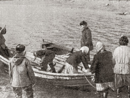 Прибытие рыбаков с уловом. Ловозеро. 1960-е