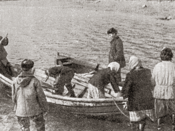 Прибытие рыбаков с уловом. Ловозеро. 1960-е