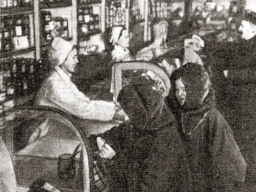 В продуктовом магазине. Ловозеро. 1960-е