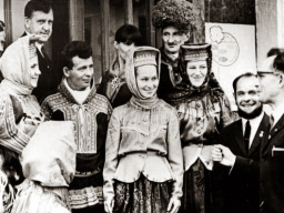 Саамы села Ловозера, прибывшие в составе делегации Мурманской области на III праздник Северного Калотта, встретились с саамами Норвегии и Финляндии. Июль 1968 года
