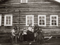 Коми-ижемские женщины с детьми. Ловозеро. 1920-1935 г.г.