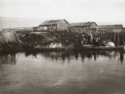Ловозерцы на берегу реки Вирма. 1920-1935 г.г.